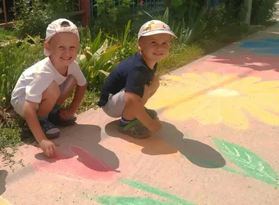 Рисунки на асфальте на тему: "Мое счастливое детство". Работы детей 4-5  лет. Рисование цветными мелками на асфальте является не просто… | Instagram