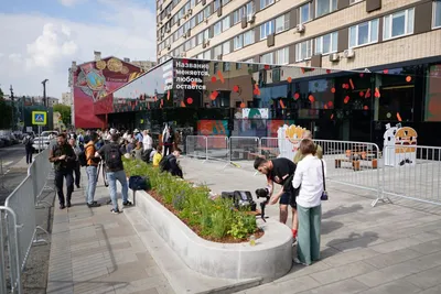 Jason Corcoran on X: "A handful of people and media gather for the  reopening of the Russian version of McDonalds on Puskinskaya Square at noon  today in Moscow. ○ Hardly the same