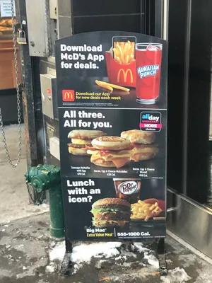 Меню фастфуда McDonald's, Берлин, Alboinstraße 4