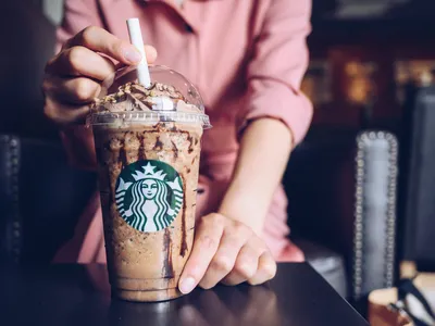 Праздничное меню и рождественские стаканчики возвращаются в Starbucks! |  BTW – Портал креативной индустрии – новости о рекламе, маркетинге, креативе  и дизайне