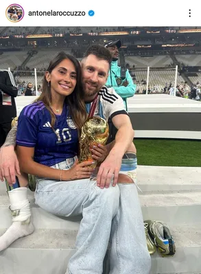 Месси подарил Кубок мира жене Антонеле: лучшие фото счастливой красотки
