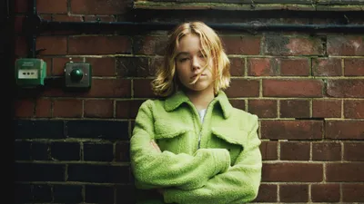 Девушка Милли Алкок с белыми короткими волосами, модель, откинувшись на фоне кирпичной стены, в светло-зеленом платье HD Девушки Обои | HD-обои | ID № 115181