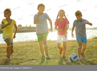 Милые дети веселятся в студии Стоковое Фото - изображение насчитывающей  возраст, женщина: 202420208