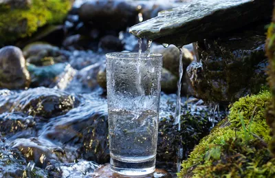 Що таке мінеральна вода і який її склад?