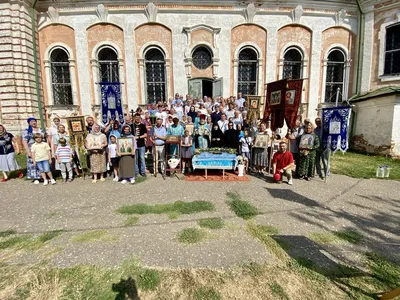 Матушка Евфросиния и паломники спели акафист Богородице, около Успенского  собора. В сам собор, молящихся пока не пускают! | Разные дороги- канал о  паломничестве | Дзен