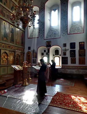 И имели они вид молящихся в храме - фото автора савл на сайте Сергиев.ru