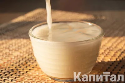 Молоко В Белой Миске С Капельками На Лицензионные фото и стоковые  изображения