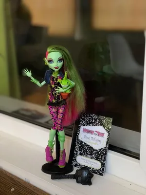 Богдан Егоров on Instagram: "VENUS 🌸 🌿 love her art box 🩷 #monsterhighg3  #monsterhigh #venusmcflytrap Венера 3 поколения как дешевая версия Греты 😂  за 25$ хочу её в коллекцию! Но своими нитками