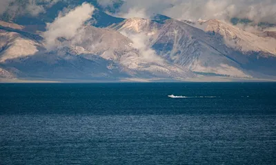 Море, закат, горы, солнце садится …» — создано в Шедевруме