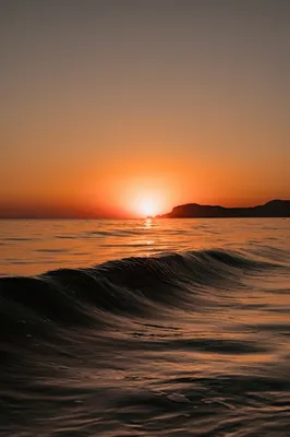 Пляж на фоне заката и океана | Премиум Фото