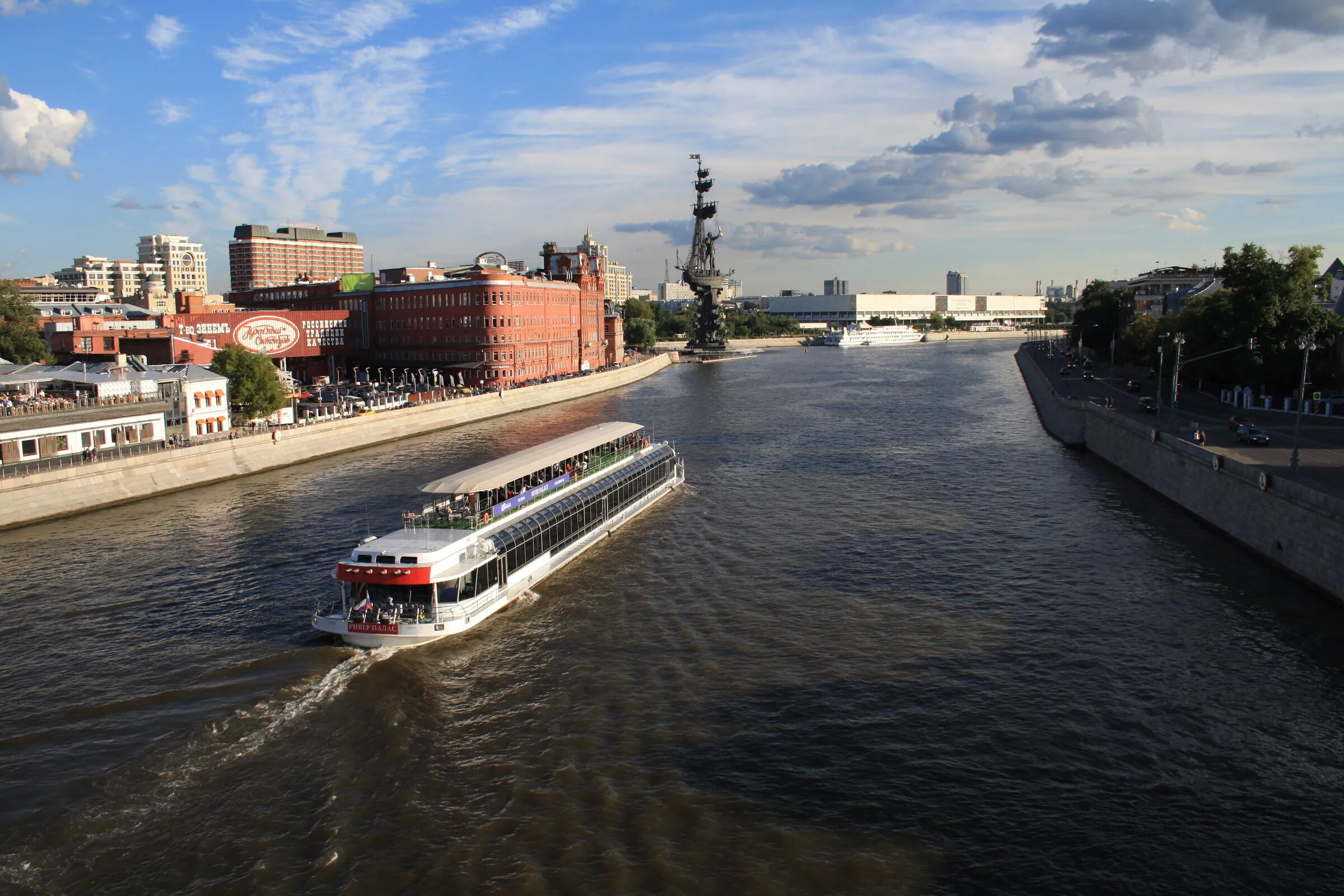 Речные прогулки по каналу имени москвы