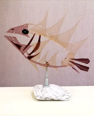 Интерьерная скульптура Рыба из стекла фьюзинг на подставке из мрамора –  купить онлайн на Ярмарке Мастеров – SECJARU | Скульптуры, Москва