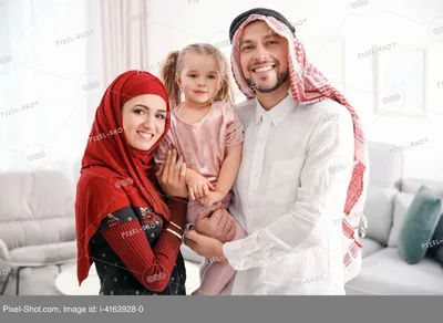 Счастливая мусульманская семья, проводящая время вместе дома :: Стоковая  фотография :: Pixel-Shot Studio