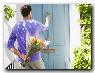 Мужчина дарит букет цветов и подарок девушке дома :: Стоковая фотография ::  Pixel-Shot Studio
