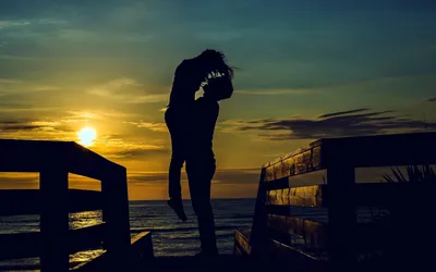 Мужчина и женщина в любви в сене и поцелуе ложь Стоковое Изображение -  изображение насчитывающей приятельство, мужчина: 215228343