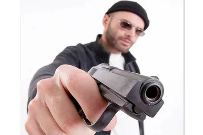 Мужик с пистолетом устроил стрельбу в московском парке из-за того