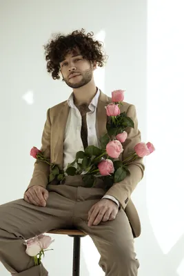 Мужчина на коленях с цветами - красивые фото