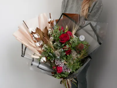 Заказать Мужской букет с пионовидными розами и сухоцветами с доставкой в  Москве