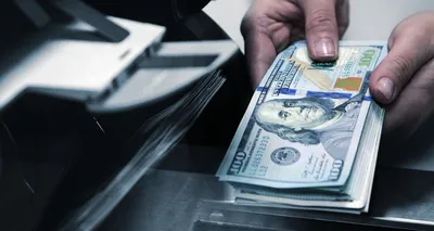 Красивый мужчина держит банку с деньгами на цветном фоне :: Стоковая  фотография :: Pixel-Shot Studio