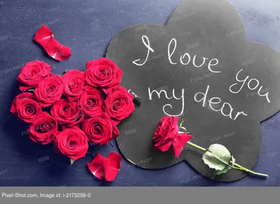 Любовь - это плитка слова любви на черном фоне Стоковое Изображение -  изображение насчитывающей разнообразность, права: 161125005