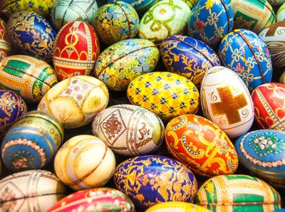 9 способов покрасить яйца на Пасху (и какой цвет нельзя использовать) |  MARIECLAIRE