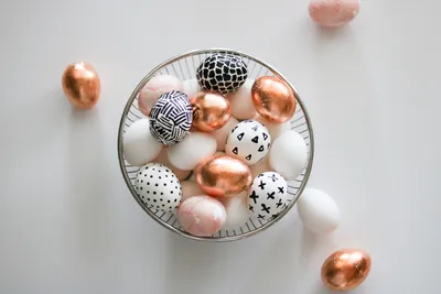Как покрасить яйца на Пасху натуральными и искусственными красителями -  Лайфхакер