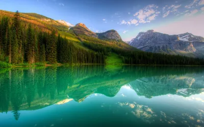Обои природы для экрана компьютера - Чистое озеро в горах
