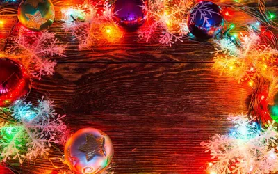 Монстрик в красном колпаке открывает новогодний подарок — Рисунки на аву