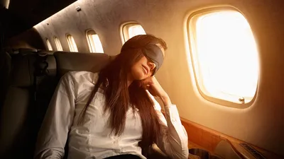 Как правильно спать в самолете | GQ Россия