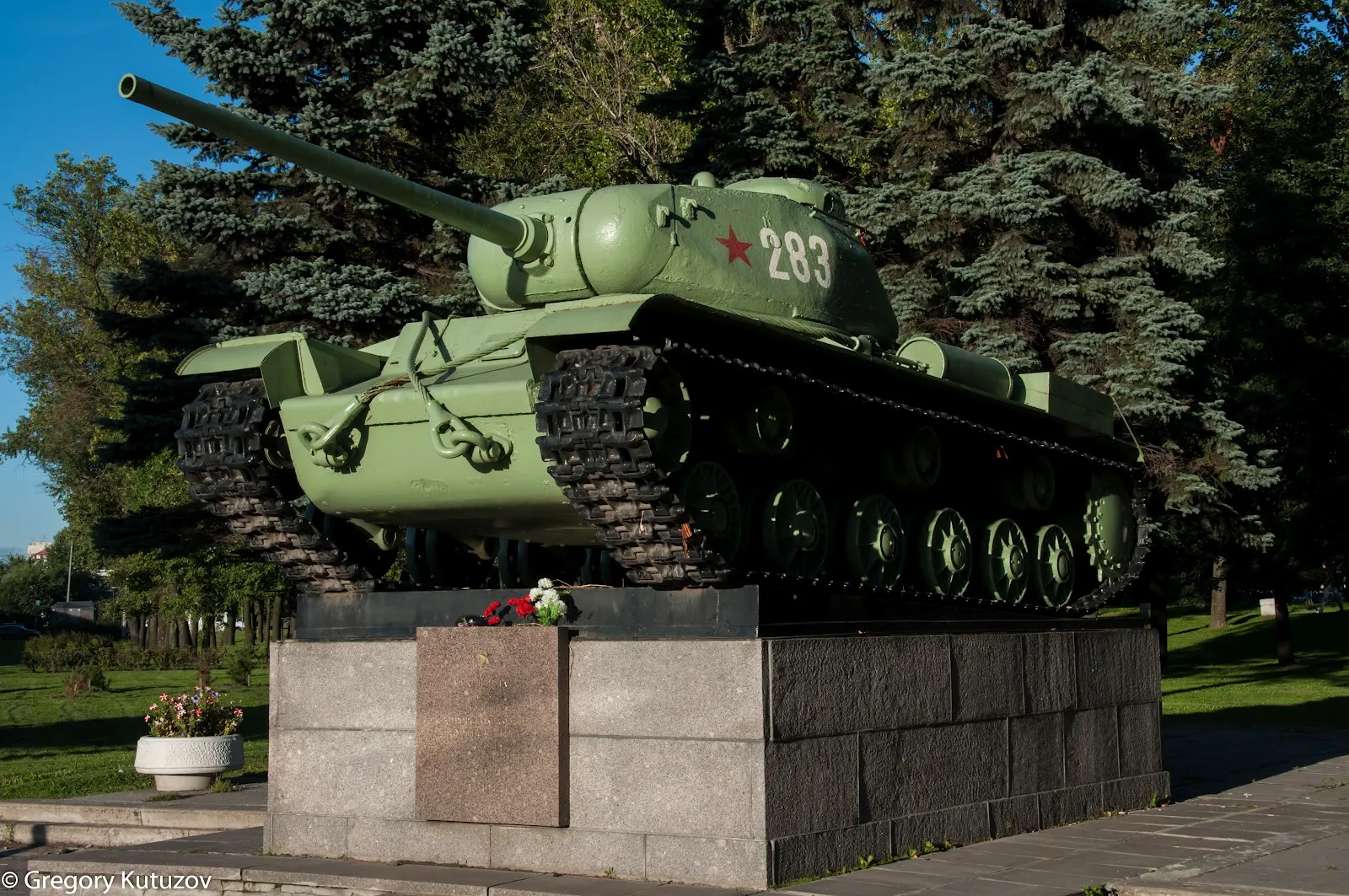 Ж ис. Кв-85 танк. Тяжелый танк кв-85. Кв 85 памятник. Кв 85 танк СССР.