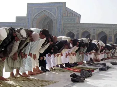 О девушках которые молятся, но не носят хиджаб. Принимается ли их намаз ?  Обратимся к Корану. | Ислам Наизнанку | Дзен