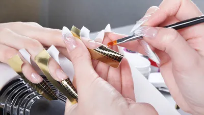 Гелевые типсы для наращивания и дизайна ногтей: как пользоваться и делать  коррекцию