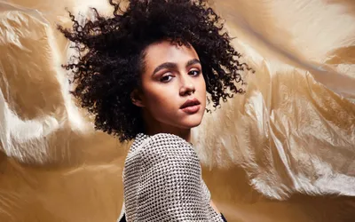 Скачать обои Nathalie Emmanuel, 4k, английская актриса, портрет, бежевое платье, макияж, фотосессия для монитора с разрешением 3840x2400. Обои высокого качества HD с картинками