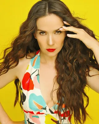 Обои Natalia Oreiro, платье, зеркало 1668x2388. Разрешение 1668x2388.