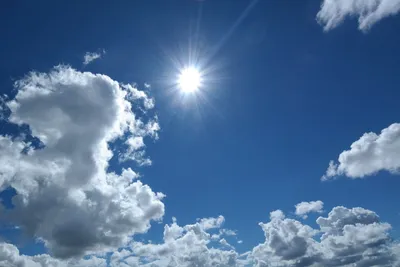 Обои голубое небо, солнце, свет, облака, день, воздушные, легкие картинки  на рабочий стол, фото скачать бесплатно