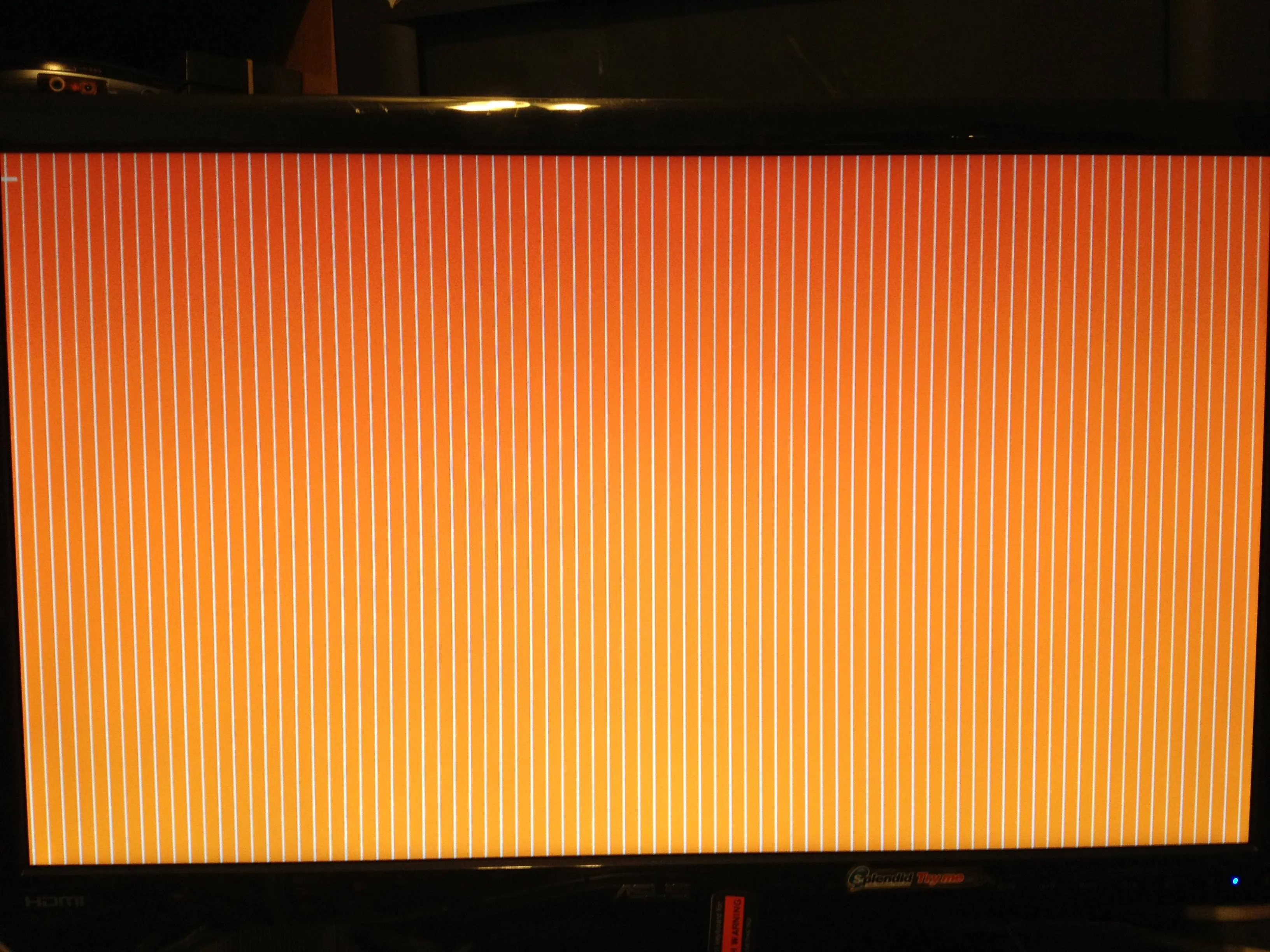 Желтый край экран. Оранжевый экран виндовс 10. Оранжевый экран с белыми полосами при установке виндовс 10. Оранжевые полосы на экране. Оранжевый экран с белыми полосками.