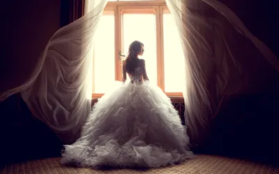 Пышное атласное свадебное платье с бантом на спине купить в Москве