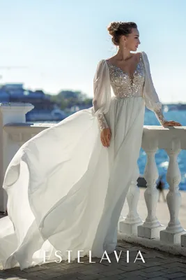 Свадебное платье прямого силуэта с рукавом, открытой спиной и расшитым  лифом в Хабаровске