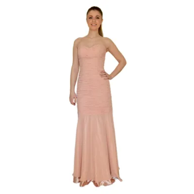 Силуэтное вечернее платье нежно-розового цвета купить в Москве.