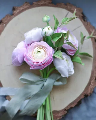 Весну заказывали!?🌸🌿 . Ловите! Полное погружение в нежные весенние цветы  ✨, одно удовольствие их создавать, особенно, под… | Весенние цветы, Цветы  из глины, Цветы