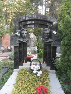 Куда исчез надгробный памятник народным артистам Еременко? - ,  Sputnik Беларусь