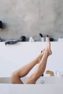 Женские ножки в ванной :: Стоковая фотография :: Pixel-Shot Studio