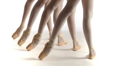 Крупным планом ноги балерины на белом полу | Бесплатно Фото