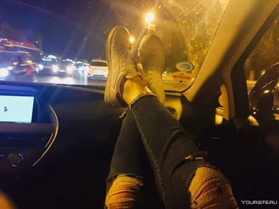 Женские ноги в машине - 29 фото