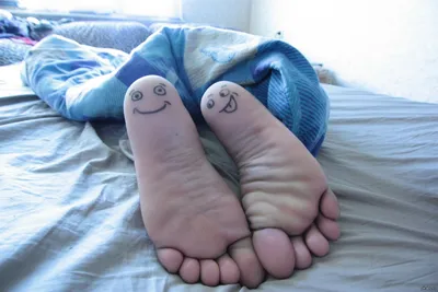 Медики объяснили, почему ноги должны выглядывать из-под одеяла во время сна