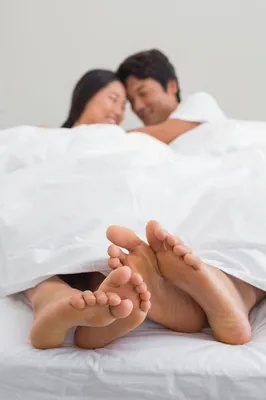 8 причин, почему ночью хочется высунуть ноги из под одеяла: иногда это  свидетельствует о болезнях | Копилка здоровья | Дзен