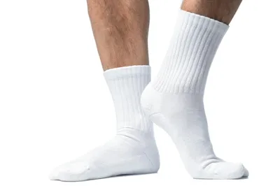 Мужские ноги в белых хлопчатобумажных носках на белом фоне | Премиум Фото