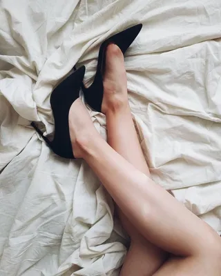 Крупным планом женские ножки в туфлях, сидя на диване. ноги женщины в  красных туфлях на высоком каблуке, женщина сидит спокойно на диван,  здоровье и красота ног концепции. | Премиум Фото