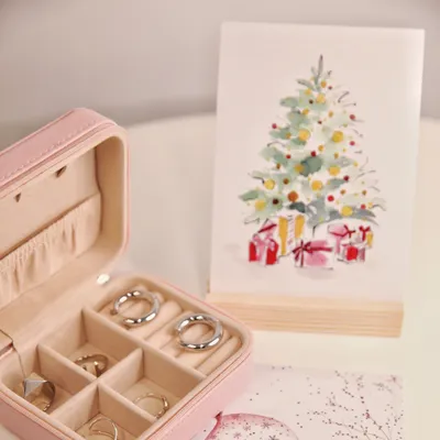 Картинки Новый год Новогодняя ёлка снега коробки подарков Шар ветка