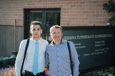 В поисках истины: почему двое молодых мужчин стали Свидетелями Иеговы